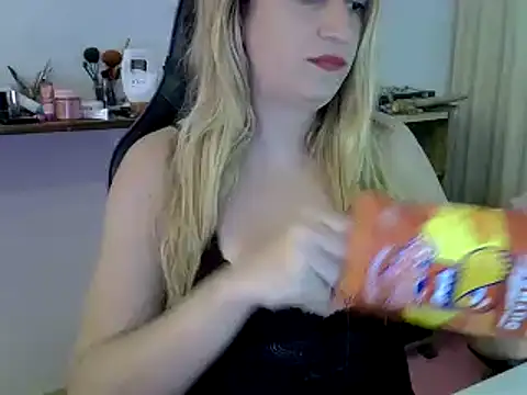 Snapshot of luizacandy chatting on December 3, 8:39 pm luizacandy online show from December 3, 8:39 pm