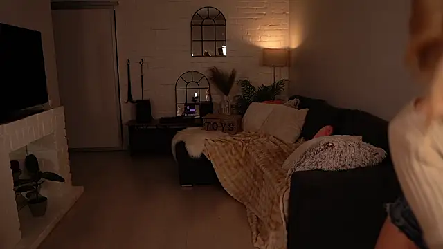 Heidi11 online show from March 4, 5:30 pm