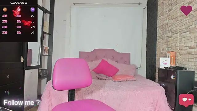 Snapshot of kitty_queen10 chatting on December 18, 6:43 am kitty queen10 online show from December 18, 6:43 am