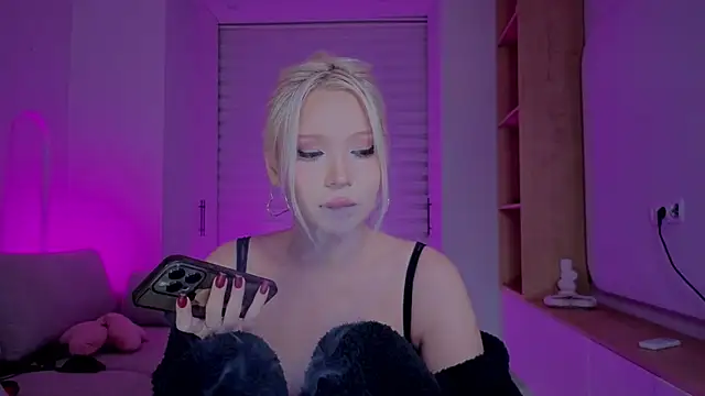 Snapshot of RileyMee chatting on November 4, 12:32 am RileyMee online show from November 4, 12:32 am