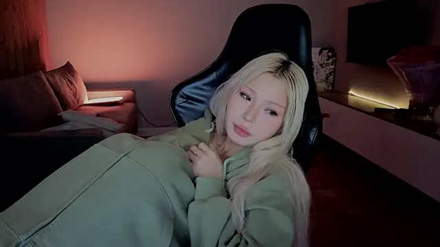 RileyMee online show from April 19, 11:42 am