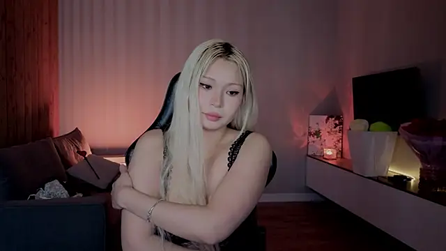 RileyMee online show from April 24, 5:43 am