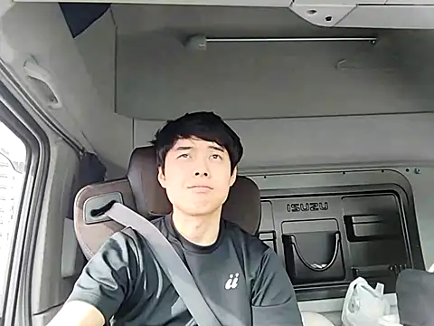 whitebriefboy online show from April 4, 11:24 pm