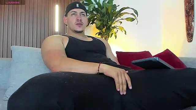 lucasanto  online show from December 18, 1:55 am