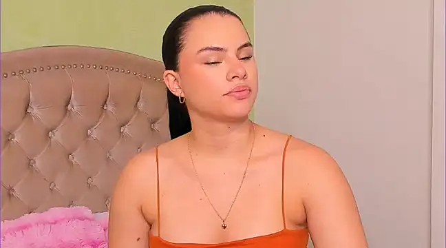 Snapshot of Luciluu20 chatting on February 21, 10:15 pm Luciluu20 online show from February 21, 10:15 pm