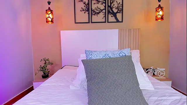 Snapshot of CamilleLynn chatting on December 23, 5:49 am CamilleLynn online show from December 23, 5:49 am