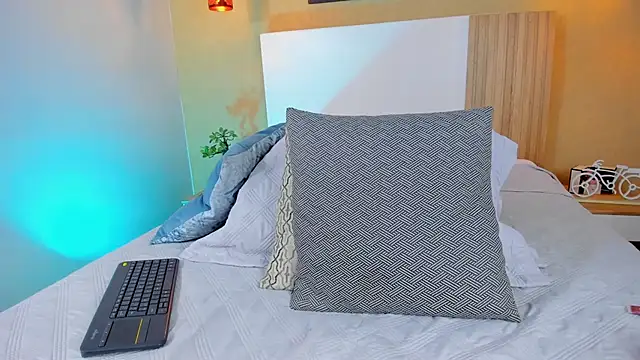 Snapshot of CamilleLynn chatting on March 4, 6:37 am CamilleLynn online show from March 4, 6:37 am