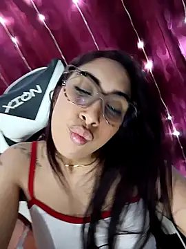 Snapshot of ifeelverywet_andhot chatting on April 29, 5:30 pm ifeelverywet andhot online show from April 29, 5:30 pm