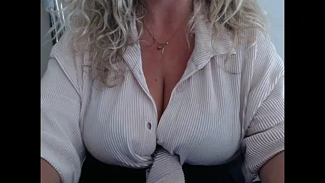 Snapshot of JenniLowen chatting on June 16, 12:52 pm JenniLowen online show from June 16, 12:52 pm