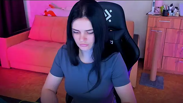 Lora Cain online show from March 11, 1:01 pm