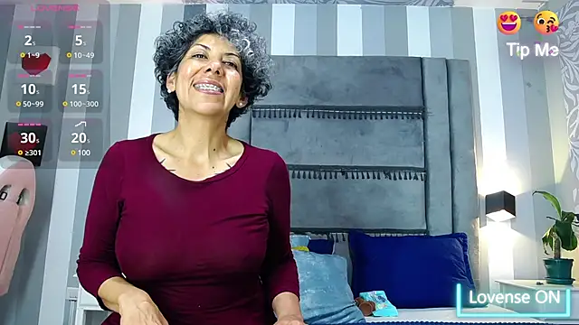 Julianewell online show from February 8, 6:33 pm