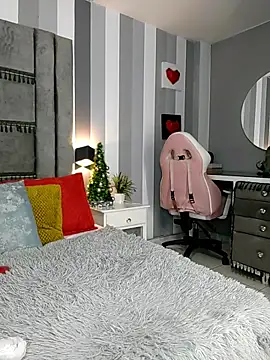 Julianewell online show from December 18, 12:33 pm