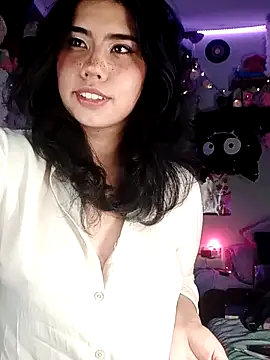 Snapshot of kiki_cavilll chatting on December 6, 1:07 am kiki cavilll online show from December 6, 1:07 am