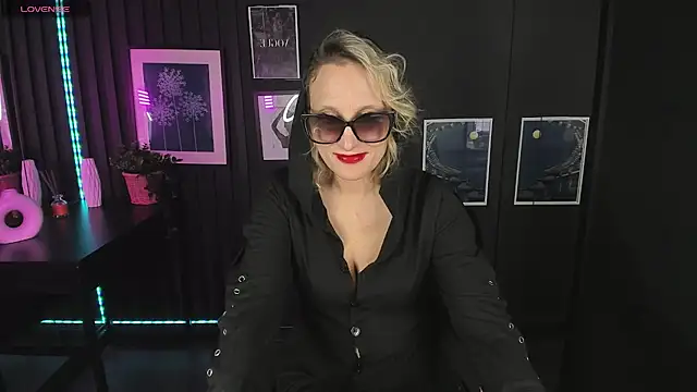 Queen Anna  online show from December 22, 4:48 pm