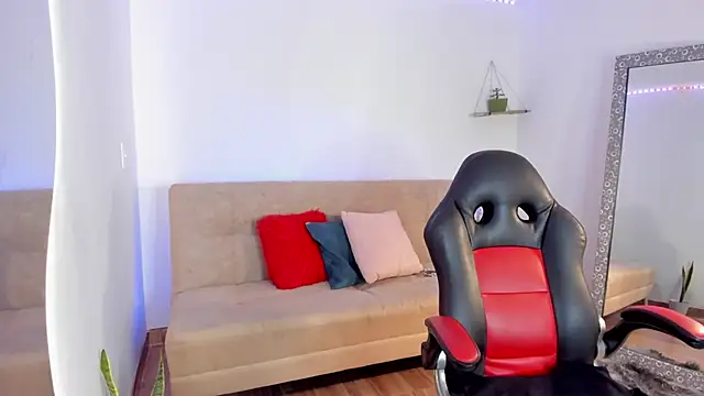 Snapshot of Sweetluna__ chatting on February 14, 2:50 am Sweetluna   online show from February 14, 2:50 am