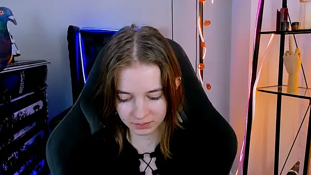 TinaDavil online show from December 3, 5:45 pm