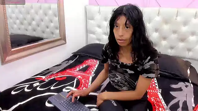 karolinee 66  online show from April 28, 4:06 am