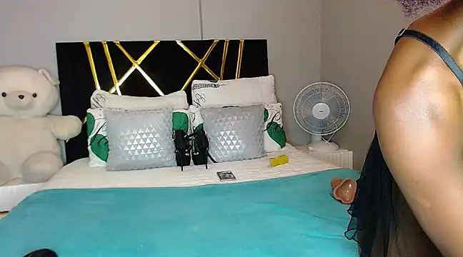 Snapshot of MissBigNipples chatting on February 27, 1:27 am MissBigNipples online show from February 27, 1:27 am