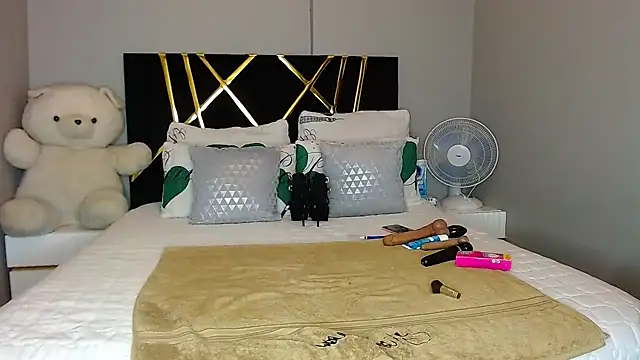 Snapshot of MissBigNipples chatting on March 1, 3:53 am MissBigNipples online show from March 1, 3:53 am