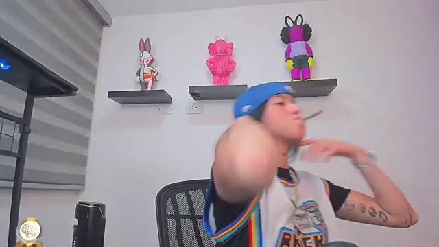 Gangster Girl online show from May 3, 5:35 am