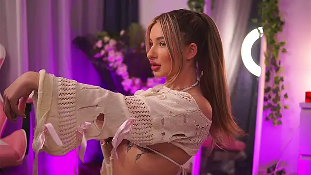 Snapshot of AvaShayy chatting on February 8, 11:24 pm AvaShayy online show from February 8, 11:24 pm