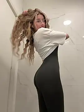 Snapshot of AvaShayy chatting on March 6, 8:08 am AvaShayy online show from March 6, 8:08 am