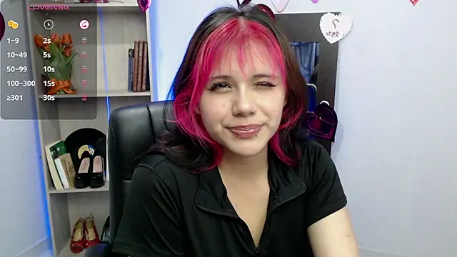 Snapshot of mixie_cute chatting on February 20, 8:14 pm mixie cute online show from February 20, 8:14 pm