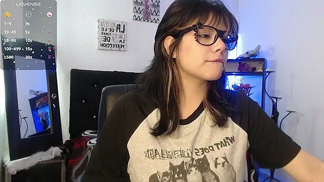 Snapshot of mixie_cute chatting on November 4, 1:32 pm mixie cute online show from November 4, 1:32 pm