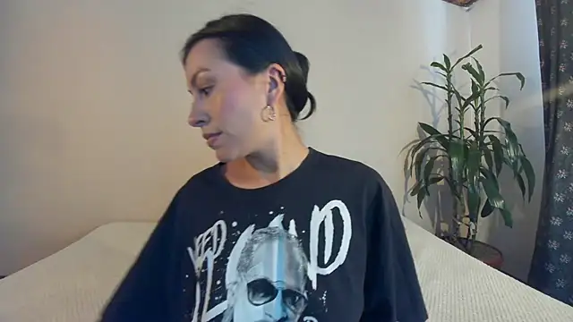 EmiGomez  online show from March 8, 7:53 pm