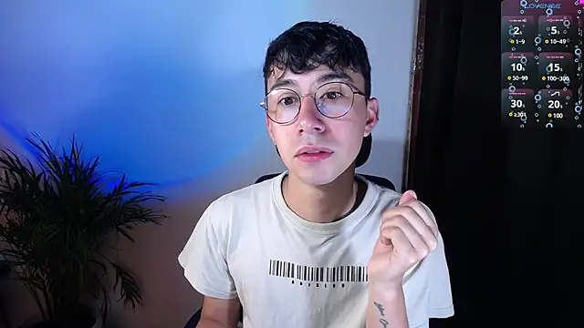 Snapshot of cameron_cum chatting on January 12, 10:23 am cameron cum online show from January 12, 10:23 am