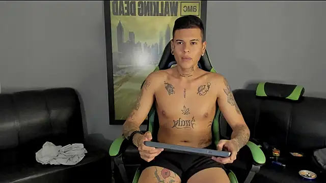 Snapshot of jamesinked_ chatting on December 28, 9:51 pm jamesinked  online show from December 28, 9:51 pm