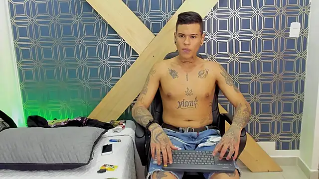 Snapshot of jamesinked_ chatting on December 31, 4:35 pm jamesinked  online show from December 31, 4:35 pm