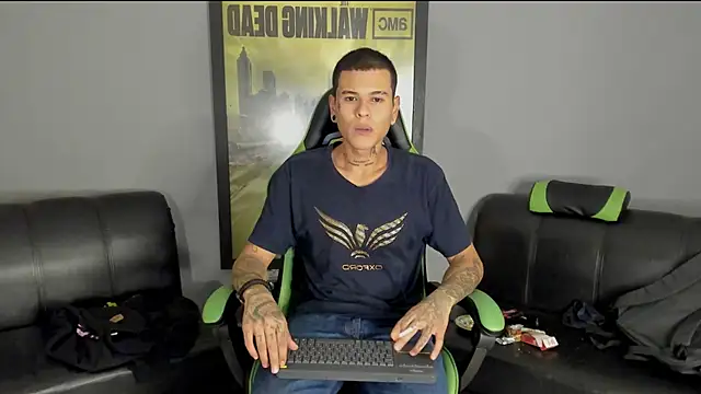 Snapshot of jamesinked_ chatting on January 12, 2:24 am jamesinked  online show from January 12, 2:24 am