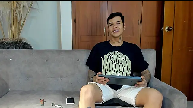 Snapshot of jamesinked_ chatting on October 28, 7:27 pm jamesinked  online show from October 28, 7:27 pm