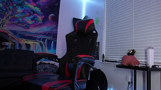 B The Creator X online show from February 15, 11:12 pm