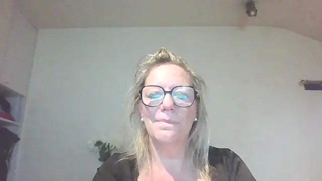 Snapshot of Silkesquirt chatting on September 9, 6:35 am Silkesquirt online show from September 9, 6:35 am