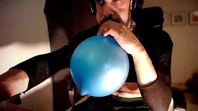 Snapshot of P4RtYBOII92 chatting on October 18, 12:02 am P4RtYBOII92 online show from October 18, 12:02 am