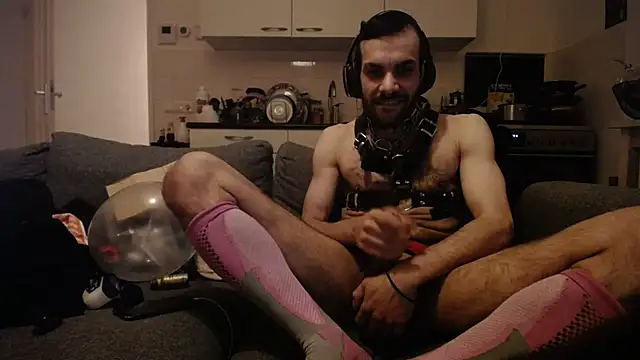 Snapshot of P4RtYBOII92 chatting on November 18, 9:19 pm P4RtYBOII92 online show from November 18, 9:19 pm