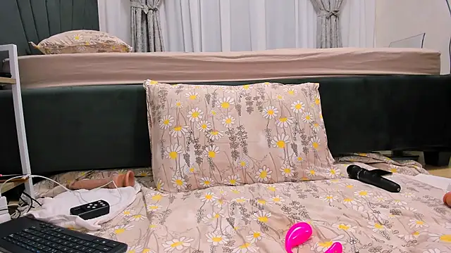 Snapshot of wowsquirtx chatting on February 13, 6:41 am wowsquirtx online show from February 13, 6:41 am