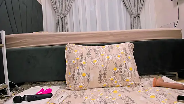 Snapshot of wowsquirtx chatting on February 15, 3:20 am wowsquirtx online show from February 15, 3:20 am