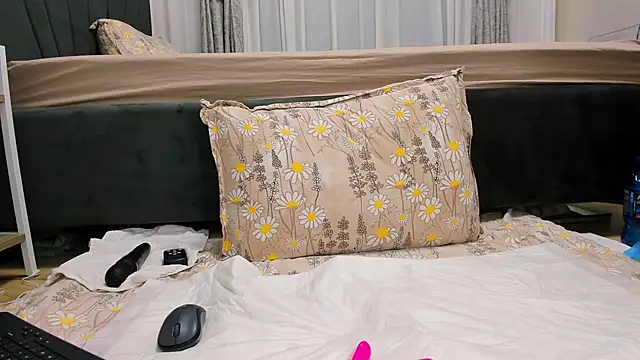 Snapshot of wowsquirtx chatting on February 26, 6:37 am wowsquirtx online show from February 26, 6:37 am