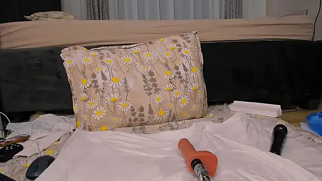 Snapshot of wowsquirtx chatting on March 1, 9:40 am wowsquirtx online show from March 1, 9:40 am