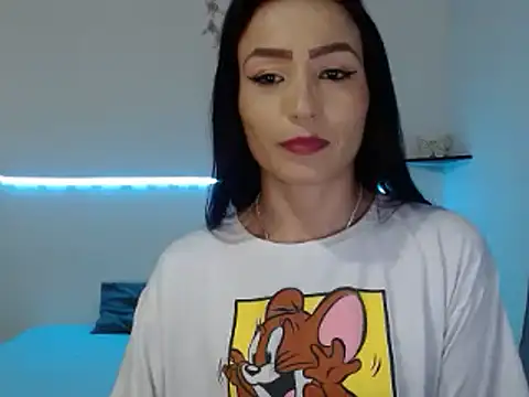 Sara-Guzman1 online show from February 11, 5:05 am