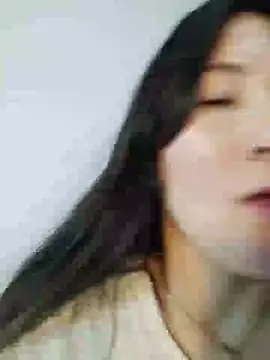 Elle Lee  online show from February 13, 4:39 pm