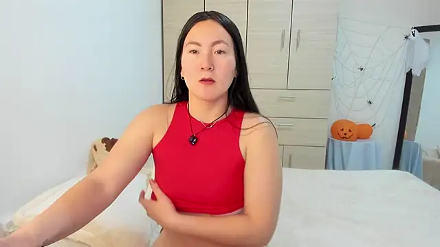 Elle Lee  online show from October 14, 3:13 pm