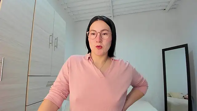 Elle Lee  online show from November 6, 3:35 pm