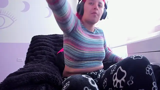 bonnie moon  online show from October 6, 5:43 pm