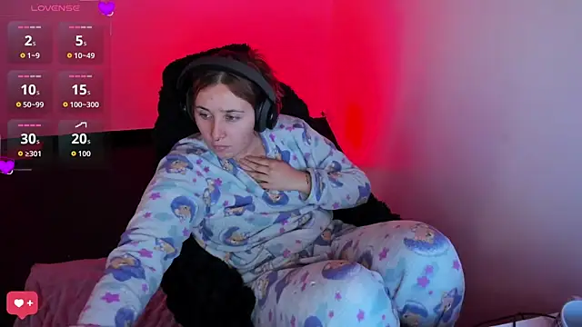 bonnie moon  online show from March 29, 6:30 pm