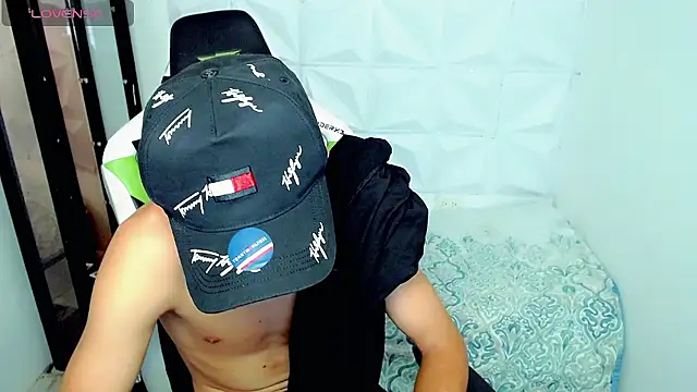 Snapshot of bby_santi chatting on December 4, 4:27 pm bby santi online show from December 4, 4:27 pm