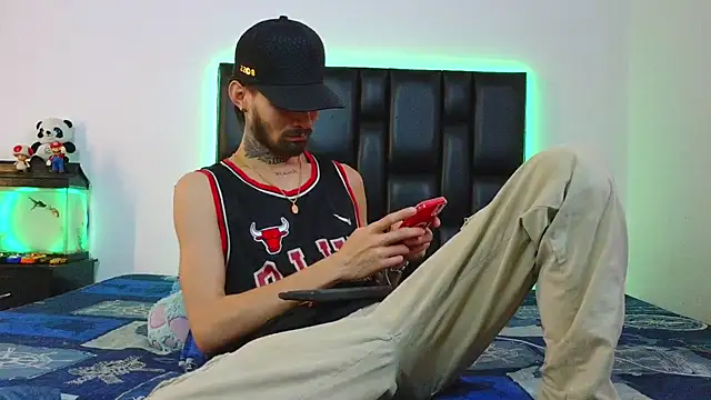 Snapshot of Brutal_Sex_Fucking chatting on May 28, 9:01 pm Brutal Sex Fucking online show from May 28, 9:01 pm